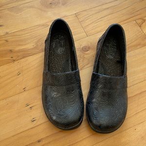 Tom Mccan black loafer shoes.